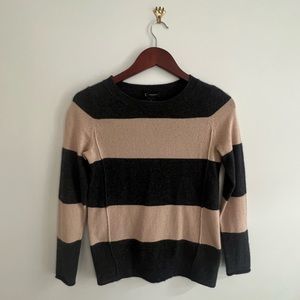 Bloomingdale’s cashmere soft gray and blush sweater in a perfect condition, XS